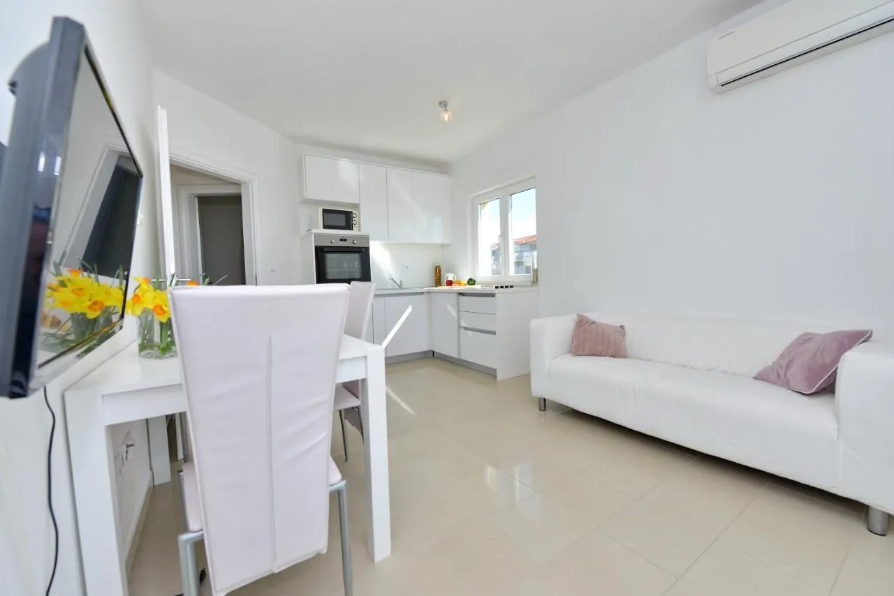 Apartments Verita  Pakostane