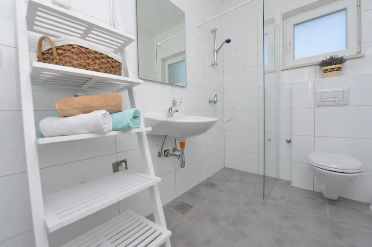 Apartments Verita  Pakostane